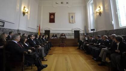 El tribunal dictó sentencia en 2013, tras más de 10 años de instrucción, 8 meses de procedimiento, casi 300.000 folios de sumario, 2.128 partes personadas y 45 acusaciones particulares