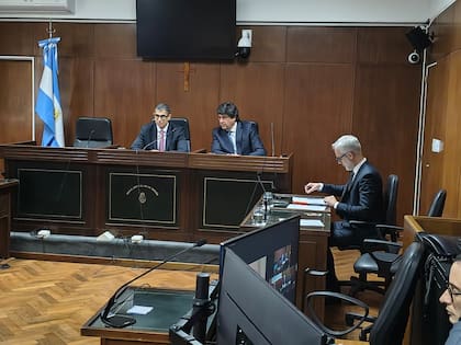 El tribunal escuchó hoy al defensor de Cristina Kirchner; el proceso debe comenzar el 23 de octubre