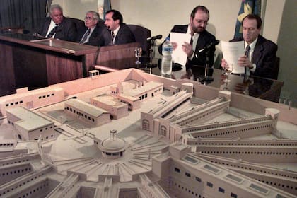 El tribunal frente a un plano de la cárcel, el 13 de abril de 2000