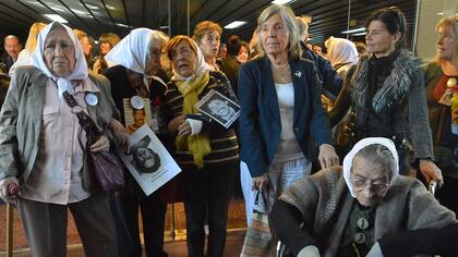 El Tribunal Oral Federal 1 (TOF1) dará a conocer la sentencia del juicio por delitos de lesa humanidad cometidos en los centros clandestinos de detención de Córdoba La Perla, la Ribera y en el Departamento de Informaciones de la Policía provincial (D2), entre 1975 y 1978