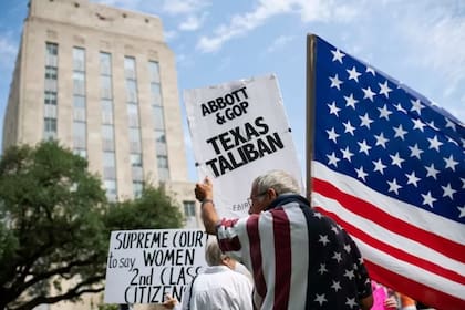 El Tribunal Superior de Texas, cuyos nueve jueces son republicanos, dijo en su opinión que una “creencia de buena fe” de la médica de Cox no era suficiente para autorizar un aborto