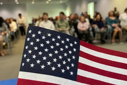 El tribunal suspendió la política del Uscis, la cual establecía que solo los funcionarios electorales estatales y locales podían prestar servicios de registro de votantes en las ceremonias de naturalización