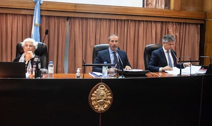 El tribunal TOF 4 compuesto por María Gabriela López Iñiguez, Jorge Gorini y Guillermo Costabel, en el comienzo del juicio por el caso Skanka