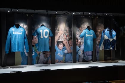 El tributo a Maradona incluyó camisetas de Argentina Junior, Boca, Napoli y de los Mundiales