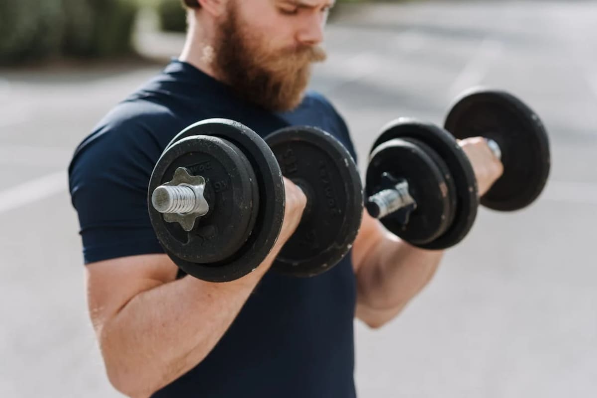 El tríceps es el responsable del 60% del volumen total de los brazos, siendo el más importante para aumentar masa muscular (Foto Pexels)