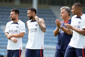El trío de ataque, con el DT: Lionel Messi, Neymar y Mbappe, con Christophe Galtier, un conductor rígido