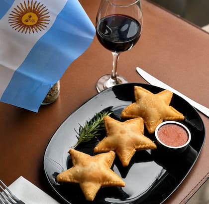 El “Trío de Estrellas” del bodegón Raíces, compuesto por tres empanadas de carne y huevo con forma de estrella