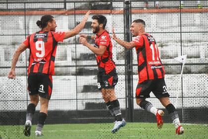 El trío goleador de Patronato ante Gimnasia: Sebastián Sosa (9), Gabriel Gudiño (8) y Nicolás Delgadillo (11) convirtieron en el primer tiempo disputado en Entre Ríos, por la Copa de la Liga
