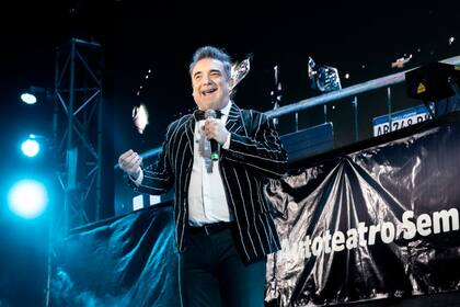 El trío que integran Nito Artaza, Cecilia Milone y Gonzalo Costa volverá a presentar su espectáculo "Mañana, el show" en la nueva modalidad de Autoteatro.