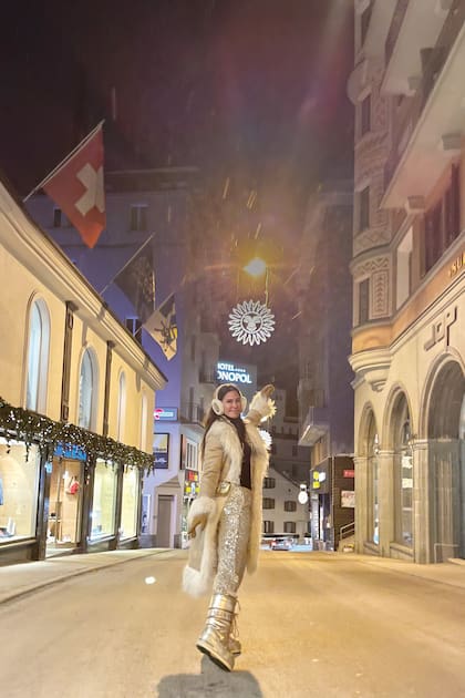 El trip también incluyó salidas nocturnas. Aquí vemos a Caro –que en marzo lanzará su marca de jeans BAD– por una de las pintorescas calles de St. Moritz.