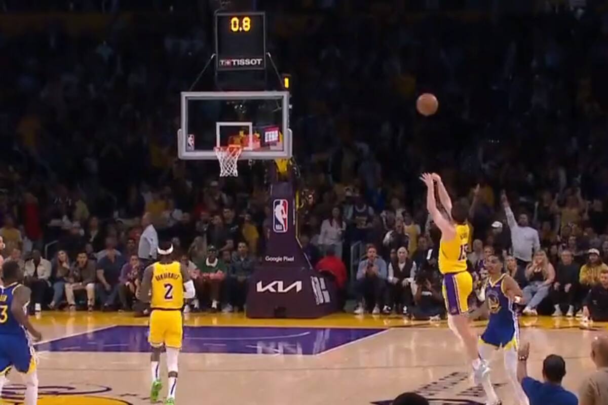 El triple de media cancha de Austin Reaves, en el cierre del segundo cuarto