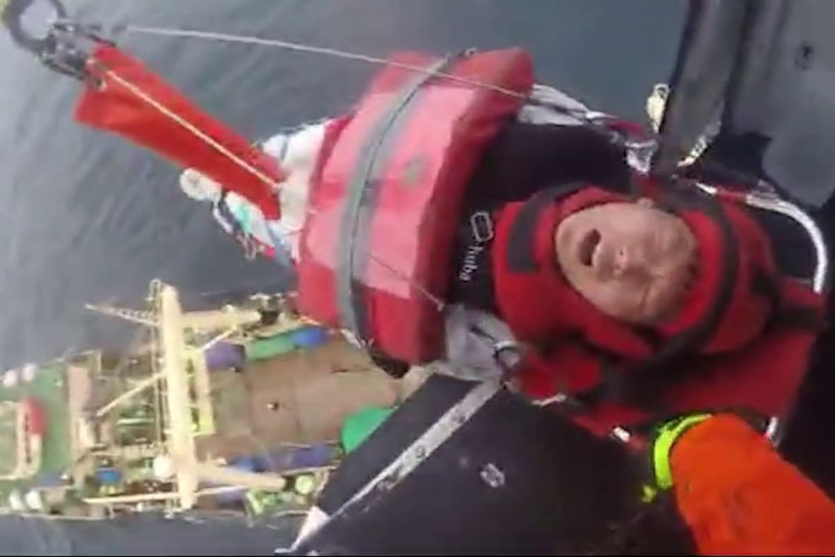 El tripulante surcoreano, izado en una canasta sanitaria a un avión de la Prefectura en alta mar, frente a las costas de Chubut.