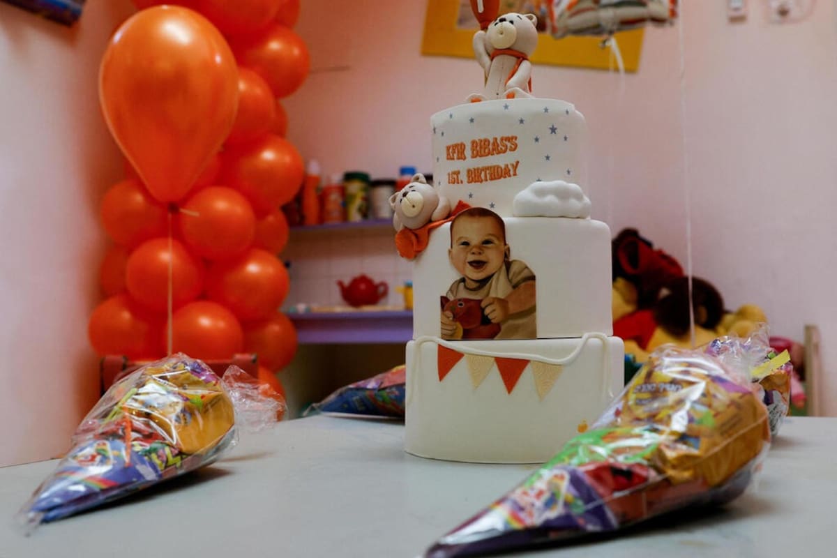 El triste "festejo" en el jardín al que iba Kfir Bibas en Israel