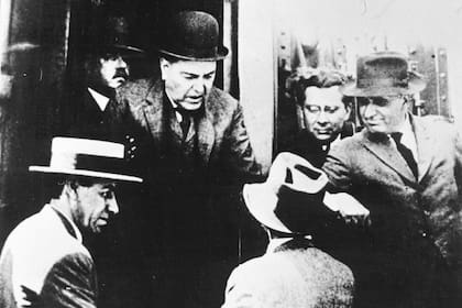 El triunfo de la UCR en 1916 significó la democratización del voto, pero también inició una concepción plesbiscitaria que arraigaría en el país. En el centro de la imagen, Hipólito Yrigoyen