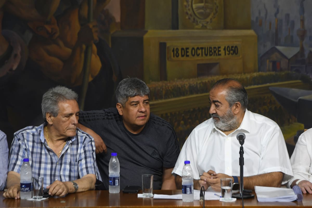 El triunvirato de mando de la CGT: Carlos Acuña, Pablo Moyano y Héctor Daer, hoy, en el salón Felipe Vallese