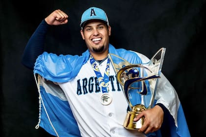 El trofeo de campeón mundial en manos de Huemul Mata Carabajal, el pampeano que tiene propuestas para actuar en Canadá y en Estados Unidos.