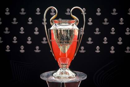 El trofeo de la Champions League, que quedará en manos del equipo que grite campeón el 1° de junio de 2024