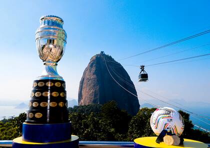 El trofeo de la Copa América preside la imagen, con el Pan de Azúcar al fondo.