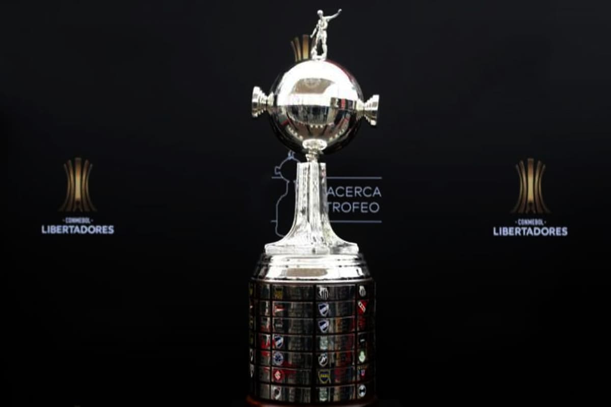 El trofeo de la Copa Libertadores: el último ganador del certamen fue Flamengo, que ya se clasificó a octavos de final
