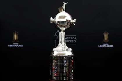 El trofeo de la Copa Libertadores: el último ganador del certamen fue Flamengo, que ya se clasificó a octavos de final