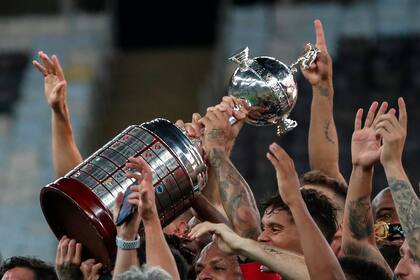 El trofeo de la Copa Libertadores, que quedará en manos de Fluminense o Boca Juniors, los dos finalistas 2023