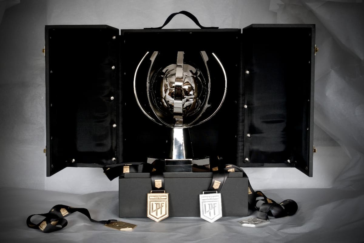 El trofeo de la Supercopa Internacional, mostrado cuando Racing y Boca lo disputaron en Emiratos Árabes Unidos en 2023.