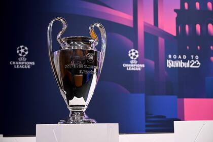 El trofeo de la UEFA Champions League 2022-23 en el sorteo realizado este lunes en la ciudad de Nyon, Suiza