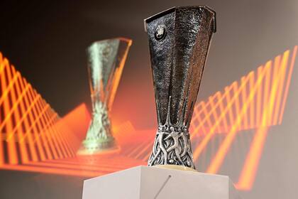 El trofeo de la UEFA Europa League 2022-23, en el sorteo realizado este lunes en Suiza