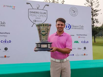 El trofeo de Marcos Montenegro en el Diners Club Perú Open