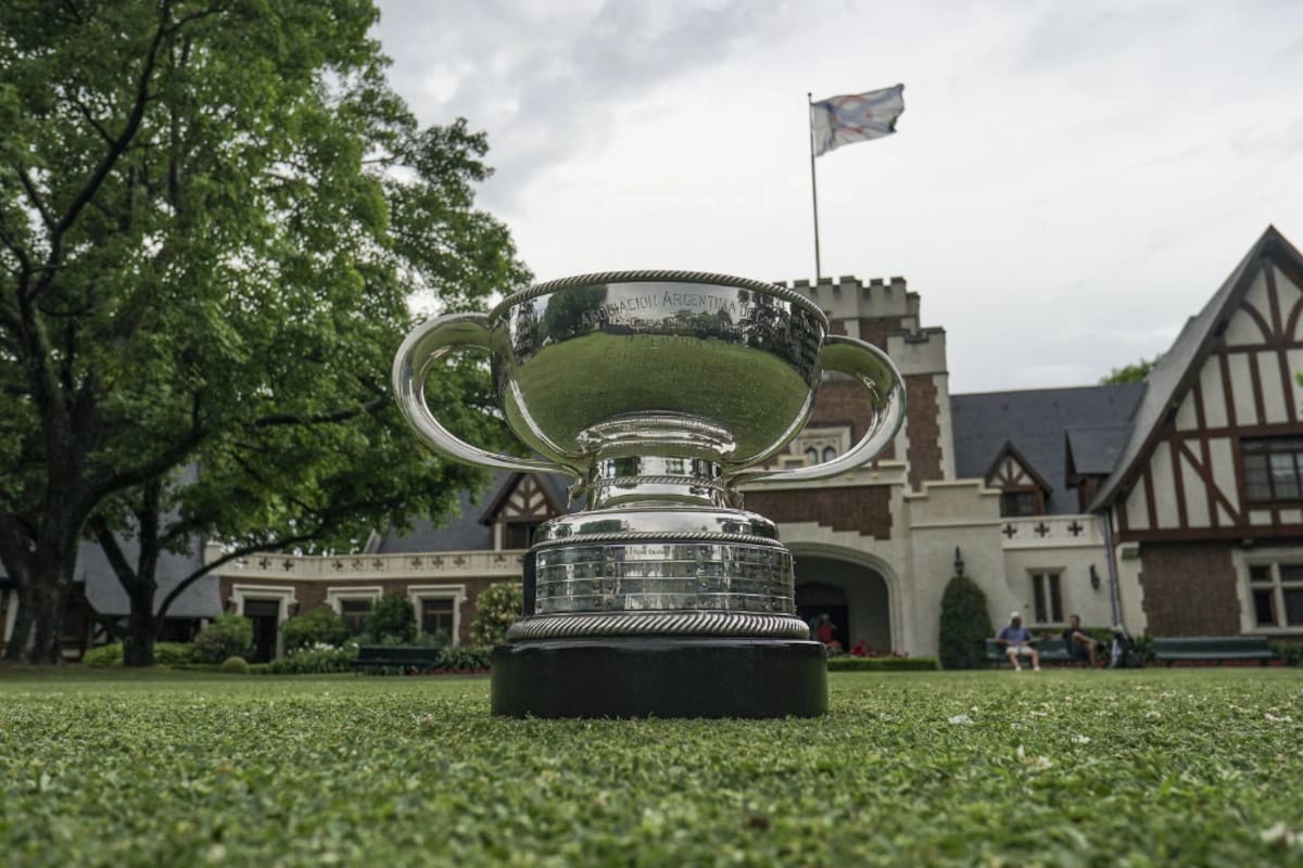 El trofeo del Abierto en el escenario del Jockey Club; está en juego un pase al Open Británico