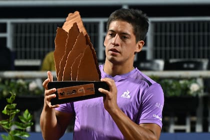 El trofeo del Chile Open en las manos de Santiago Báez, que sumó otro título a su cosecha