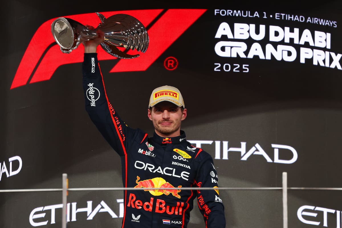 El trofeo en su mano derecha, el festejo apagado de Max Verstappen en el podio de Abu Dhabi: el triunfo resultó insuficiente para retener el título