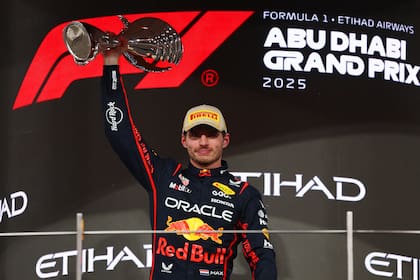 El trofeo en su mano derecha, el festejo apagado de Max Verstappen en el podio de Abu Dhabi: el triunfo resultó insuficiente para retener el título