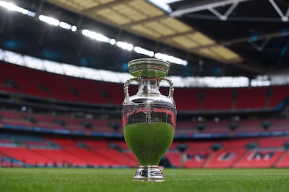 El trofeo Henri Delaunay vista en el césped del estadio de Wembley antes de la final de la Eurocopa; Italia lo quiere suyo por segunda vez e Inglaterra nunca lo consiguió.
