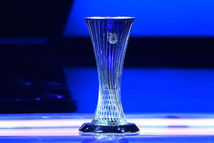 El trofeo oficial de la UEFA Conference League, que se le entregará al ganador de esta edición, el año que viene