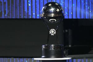 El trofeo que espera al campeón, junto a los 6.750.000 dólares acumulados