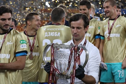 El trofeo que ganó Zenit quedó dañado: se le cayó al capitán en la celebración. Un asistente observa que falta la parte superior