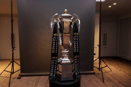 El trofeo que recibirá el campeón del Seis Naciones 2023 luce ante los fotógrafos, en la previa