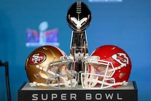 El trofeo Vince Lombardi y los cascos de San Francisco y Kansas City se muestran en el marco de la conferencia de prensa del comisionado de la NFL, Roger Goodell, en el marco del Super Bowl 58, en Las Vegas