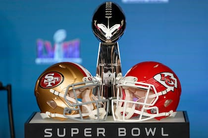 El trofeo Vince Lombardi y los cascos de San Francisco y Kansas City se muestran en el marco de la conferencia de prensa del comisionado de la NFL, Roger Goodell, en el marco del Super Bowl 58, en Las Vegas