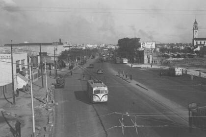 El trolebús 301 circula por Cabildo, en una imagen captada desde la avenida General Paz, en 1950
