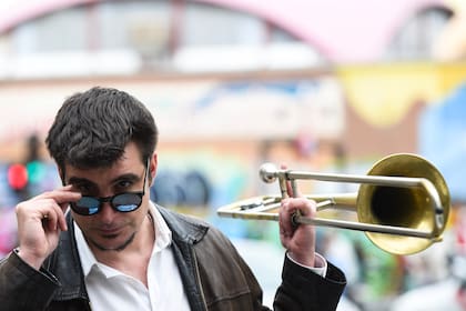 El trombonista español Santiago Cañada se presenta gratis este sábado, a las 20, en el Parque Centenario.