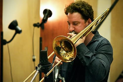 El trombonista y armoniquista Francisco Salgado organizaba el ciclo Punto de Fuga, un espacio de búsqueda que combina arriesgadas propuestas sonoras con experiencias visuales