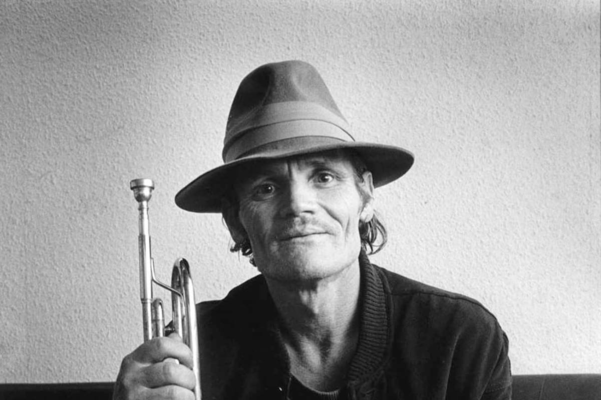 El trompetista del cool jazz, que hubiera cumplido 90 años el lunes pasado, marcó con su música y su imagen mucho de lo que vino después. En la imagen, Baker con su querido instrumento, en una fotografía de 1983