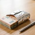 Envolver los billetes en papel aluminio: para qué sirve y qué beneficios tiene