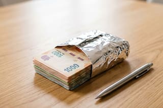 Envolver los billetes en papel aluminio: para qué sirve y qué beneficios tiene