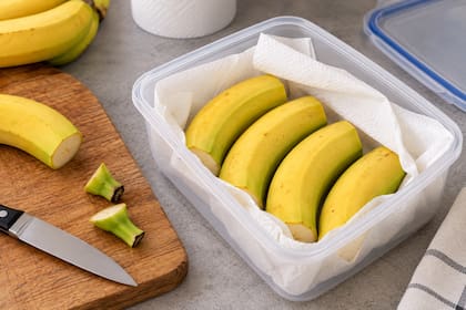 El truco consiste en preparar las bananas antes de guardarlas en un recipiente dentro de la heladera (Foto: imagen ilustrativa con IA)