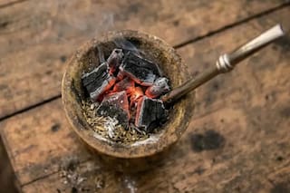 El truco de la brasa dentro del mate: cuál es su beneficio y por qué recomiendan hacerlo