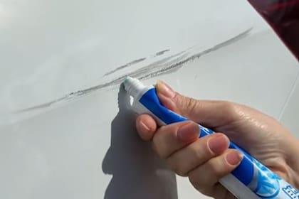 El truco de la influencer involucra la utilización de pasta dental