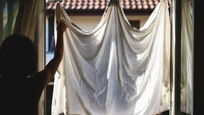 El truco de la toalla o sábana mojada en la ventana para refrigerar la casa sin aire acondicionado